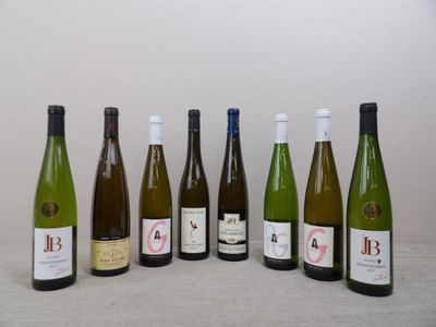 plusieurs bouteilles de vin sont alignées sur une table