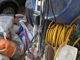 un tas de bric-à-brac posé sur une table