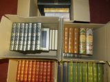 une boîte pleine de livres posée sur le sol