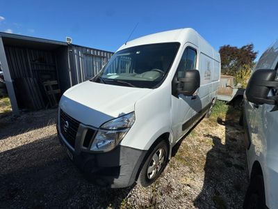 La camionnette blanche est garée à côté d'une autre camionnette blanche.