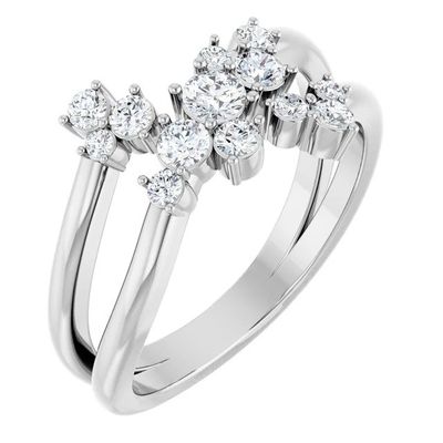 un gros plan d'une bague à trois pierres sertie de diamants