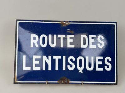un panneau de signalisation bleu et blanc accroché à un mur blanc dans une pièce