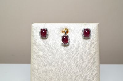 Un ensemble de bijoux en argent assortis dont un pendentif e…