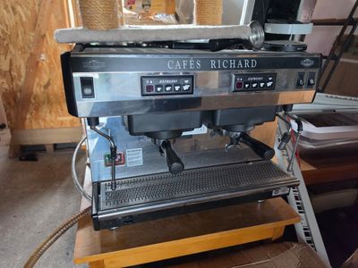 une machine à café posée sur une table