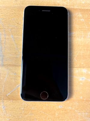 un téléphone portable posé sur une table en bois