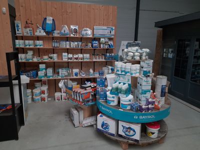 de nombreux articles sur les rayons du magasin, posés sur des palettes