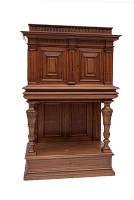 Buffet deux-corps en noyer mouluré et sculpté à décor de pil…