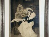 une vieille photo représentant une femme assise sur une chaise en train de lire un livre