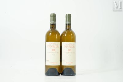 deux bouteilles de vin posées l'une à côté de l'autre sur une table