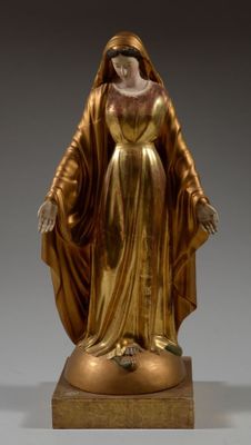 une image représentant une statue d'une femme vêtue d'une robe dorée