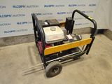 une photo d'un petit générateur posé sur un chariot