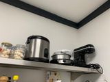 une étagère de cuisine sur laquelle se trouvent un mixeur et un blender