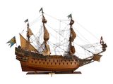 une maquette en bois d'un bateau pirate posée sur un socle