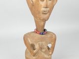 une petite figurine en bois représentant un homme coiffé d'un chapeau