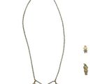 un ensemble composé d'un collier et de boucles d'oreilles ornés de breloques en forme d'étoile sur fond blanc