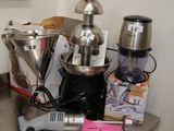 un plan de travail sur lequel se trouvent un mixeur, un blender et d'autres ustensiles de cuisine