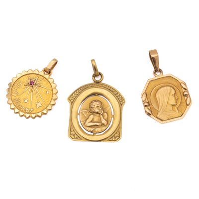 trois pendentifs en or représentant Jésus et Marie