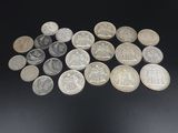 plusieurs types différents de pièces d'argent sur un fond noir
