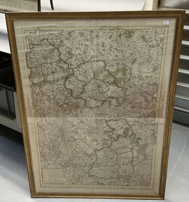 Une vieille carte de l'Europe est exposée dans un cadre posé à même le sol.