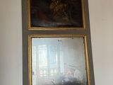 tableau accroché au mur d'un salon, avec un miroir au-dessus