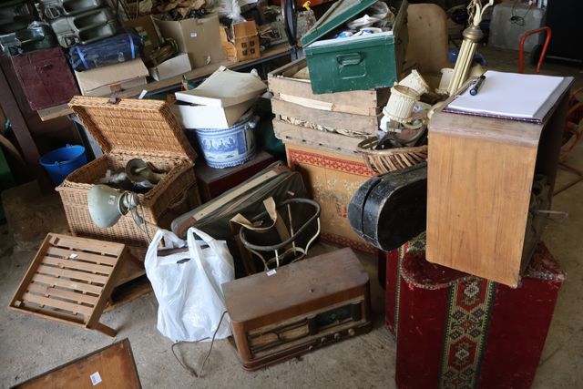 Important lot : vaisselle, couverts, pièce de formes étain, radio...