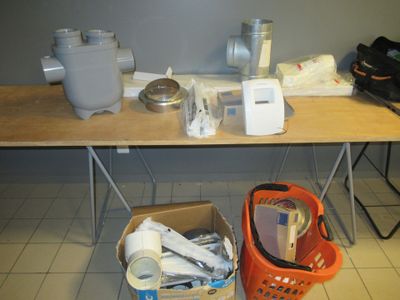 une table sur laquelle sont posés de nombreux objets dans une pièce