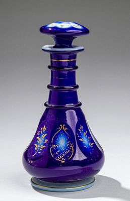 vase en verre violet orné de motifs bleus et dorés