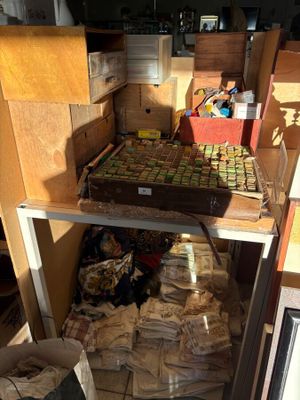 de nombreuses boîtes de nourriture posées sur une étagère dans une pièce