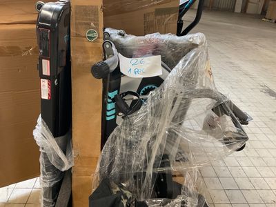une poussette emballée dans du plastique
