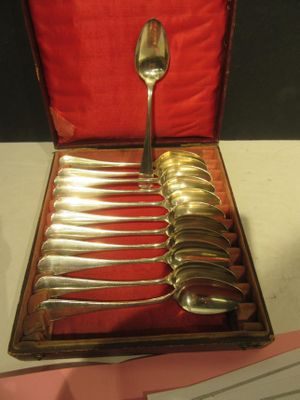 des couverts dans un coffret rouge posé sur une table recouverte d'une nappe rouge