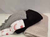 un tas de couvertures et de draps sur un lit