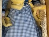 une poupée posée dans une boîte par terre