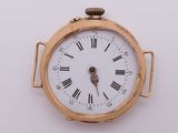 une montre de poche en or avec des chiffres romains sur le cadran