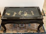 une table basse posée à même le sol, sur laquelle est posé un tableau