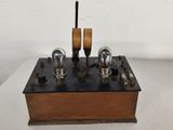 un petit appareil électronique posé sur une table