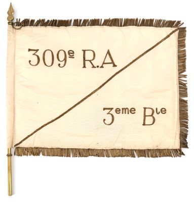un vieux drapeau dont le côté est orné d'un pompon