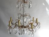une image d'un lustre suspendu au plafond d'une pièce