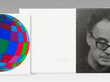 une photo en noir et blanc d'un œuf sur lequel figure l'image d'un homme