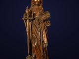 une statue en bronze représentant une femme coiffée d'une couronne