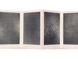 trois panneaux d'un paravent recouverts de peinture noire et blanche