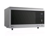une image d'un four à micro-ondes argenté sur fond blanc