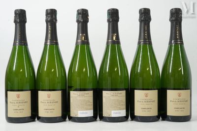 six bouteilles de champagne alignées sur une table