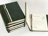 plusieurs livres sont empilés sur une table