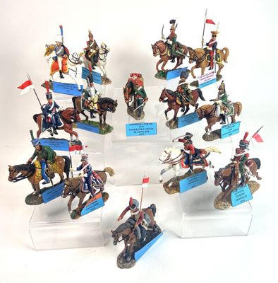 de nombreuses figurines représentant des hommes à cheval sont exposées