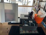 un bureau sur lequel se trouvent un écran d'ordinateur, un clavier, une souris et d'autres objets