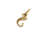 un pendentif en forme d'hippocampe doré sur fond blanc