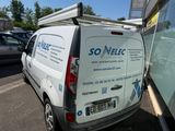 une camionnette blanche garée sur le côté de la rue