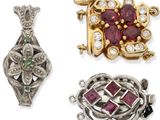 trois types de bijoux différents, à savoir un pendentif, une broche et une broche