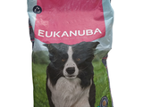 un sac de croquettes pour chien posé par terre