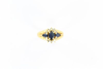 Gros plan sur une bague en or ornée d'un saphir bleu
